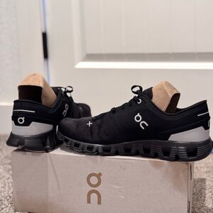 On Running Black Athletic Shoes with Chunky Sole and Breathable Upper